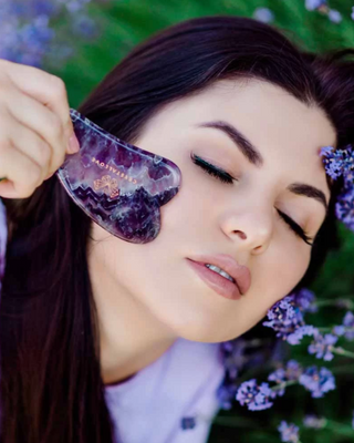 Pietra per il massaggio facciale Gua sha in ametista, pietra dell'armonia e del rilassamento Crystallove - 2