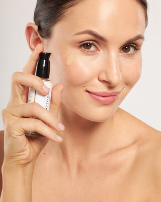 Fondotinta idratante illuminante con acido ialuronico per pelli chiare-olivastre Nutridome - 3