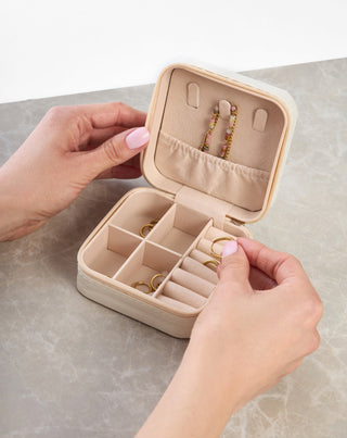 Piccolo portagioie con scomparti, rotelle e ganci, crema Mys_1 - 2