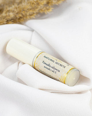 Rossetto nutriente al burro di karité per rigenerare le labbra screpolate Natural Secrets - 2