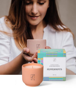 Candela di soia al profumo di caramelle alla menta piperita in un contenitore di ceramica Mys - 2