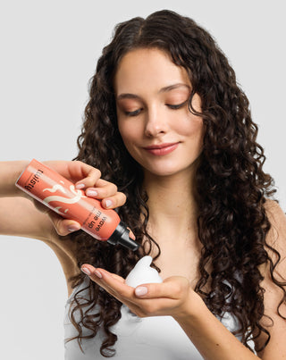 Mousse fissante per capelli ricci senza appesantirli Wave me up Twisty - 2