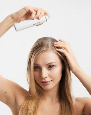 Shampoo secco per tutti i tipi di capelli per ridare freschezza e donare volume Nutridome