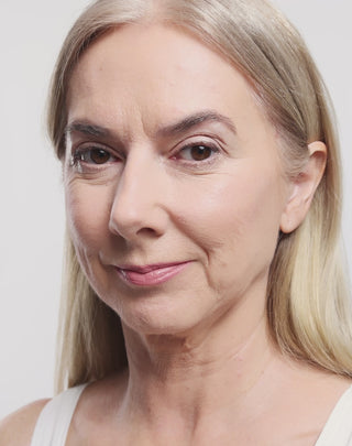 Blush in stick con burro di karité e olio di ricino per donne 50+ Aggie - 6